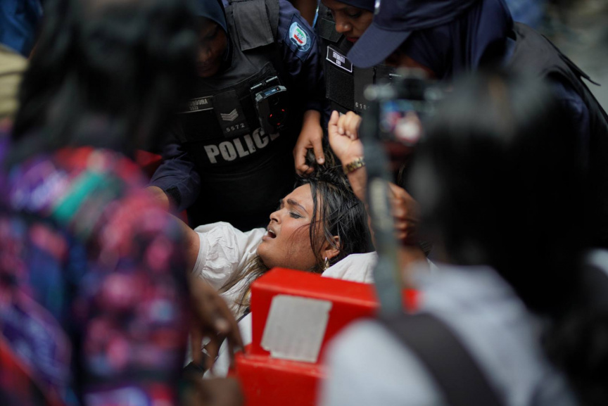 މީޑިއާތައް ކޮންޓްރޯލް ކުރާ ބިލާ ދެކޮޅަށް ނޫސްވެރިންނާއި، ހިޔާލު ފާޅުކުރުމުގެ މިނިވަން ކަމުގެ ދިފާއުގައި މަސައްކަތް ކުރާ މީހުން އަޑުއުފުލުން--- ސަން ފޮޓޯ: އަޙްމަދު ފިރިޔަލް 
