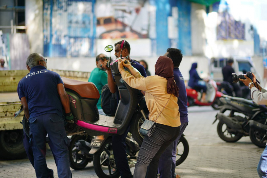 މީޑިއާތައް ކޮންޓްރޯލް ކުރާ ބިލާ ދެކޮޅަށް ނޫސްވެރިންނާއި، ހިޔާލު ފާޅުކުރުމުގެ މިނިވަން ކަމުގެ ދިފާއުގައި މަސައްކަތް ކުރާ މީހުން އަޑުއުފުލުން--- ސަން ފޮޓޯ: އަޙްމަދު ފިރިޔަލް 
