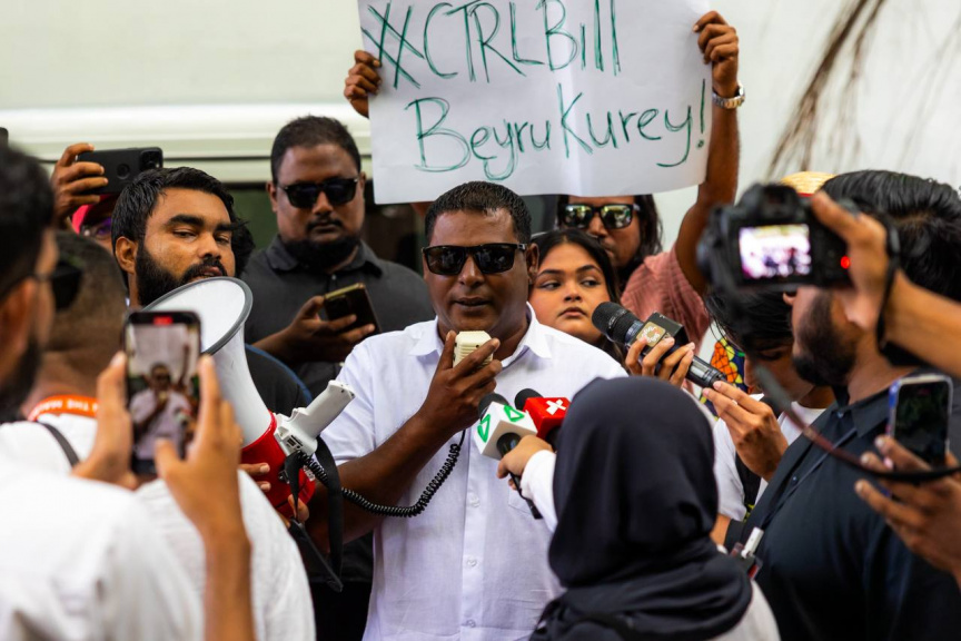 މީޑިއާތައް ކޮންޓްރޯލް ކުރާ ބިލާ ދެކޮޅަށް ނޫސްވެރިންނާއި، ހިޔާލު ފާޅުކުރުމުގެ މިނިވަން ކަމުގެ ދިފާއުގައި މަސައްކަތް ކުރާ މީހުން އަޑުއުފުލުން--- ސަން ފޮޓޯ: އަޙްމަދު ފިރިޔަލް 

