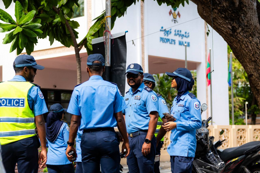 މީޑިއާތައް ކޮންޓްރޯލް ކުރާ ބިލާ ދެކޮޅަށް ނޫސްވެރިންނާއި، ހިޔާލު ފާޅުކުރުމުގެ މިނިވަން ކަމުގެ ދިފާއުގައި މަސައްކަތް ކުރާ މީހުން އަޑުއުފުލުން--- ސަން ފޮޓޯ: އަޙްމަދު ފިރިޔަލް 
