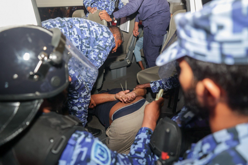 އެމްޑީޕީން ބޭއްވި އެއްވުމުގެ ތެރެއިން: އެއްވުމުގެ ބައިވެރިން ވަނީ މަޖީދީ މަގުން ކުރިއަށްދާން މަސައްކަތްކޮށްފައި -- ސަން ފޮޓޯ/ އަހްމަދު ފިރްޔަލް