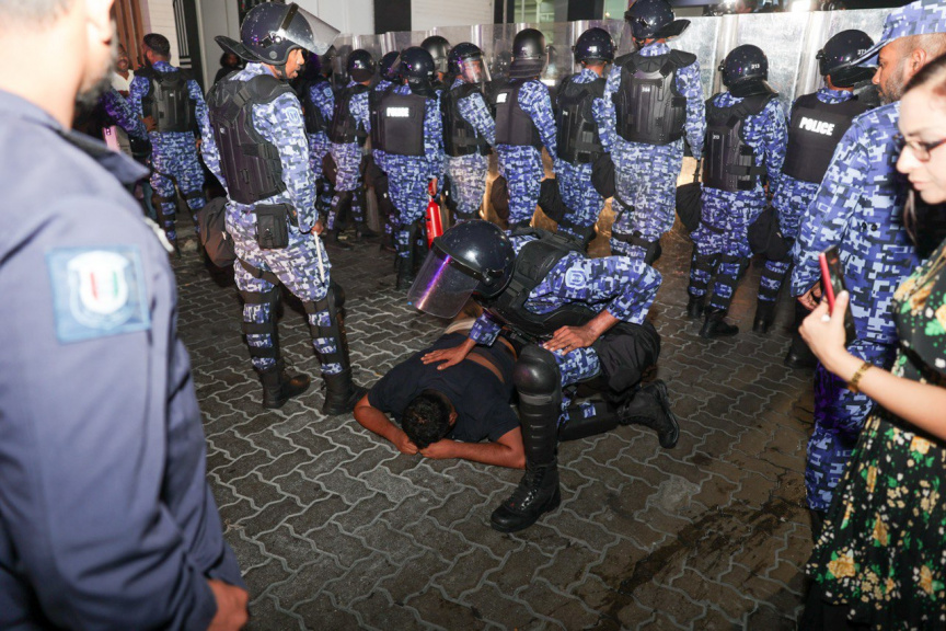 އެމްޑީޕީން ބޭއްވި އެއްވުމުގެ ތެރެއިން: އެއްވުމުގެ ބައިވެރިން ވަނީ މަޖީދީ މަގުން ކުރިއަށްދާން މަސައްކަތްކޮށްފައި -- ސަން ފޮޓޯ/ އަހްމަދު ފިރްޔަލް