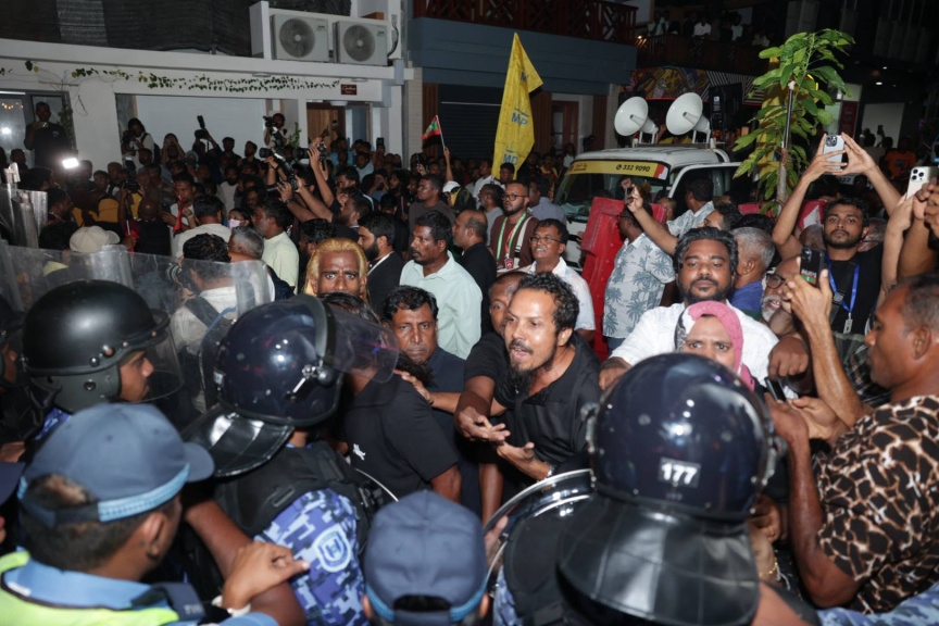 އެމްޑީޕީން ބޭއްވި އެއްވުމުގެ ތެރެއިން: އެއްވުމުގެ ބައިވެރިން ވަނީ މަޖީދީ މަގުން ކުރިއަށްދާން މަސައްކަތްކޮށްފައި -- ސަން ފޮޓޯ/ އަހްމަދު ފިރްޔަލް