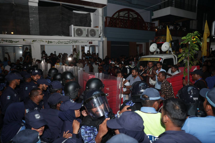 އެމްޑީޕީން ބޭއްވި އެއްވުމުގެ ތެރެއިން: އެއްވުމުގެ ބައިވެރިން ވަނީ މަޖީދީ މަގުން ކުރިއަށްދާން މަސައްކަތްކޮށްފައި -- ސަން ފޮޓޯ/ އަހްމަދު ފިރްޔަލް