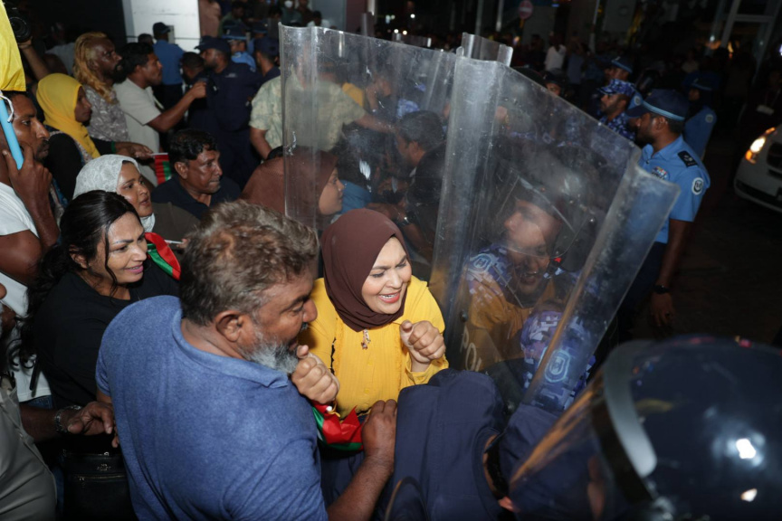 އެމްޑީޕީން ބޭއްވި އެއްވުމުގެ ތެރެއިން: އެއްވުމުގެ ބައިވެރިން ވަނީ މަޖީދީ މަގުން ކުރިއަށްދާން މަސައްކަތްކޮށްފައި -- ސަން ފޮޓޯ/ އަހްމަދު ފިރްޔަލް