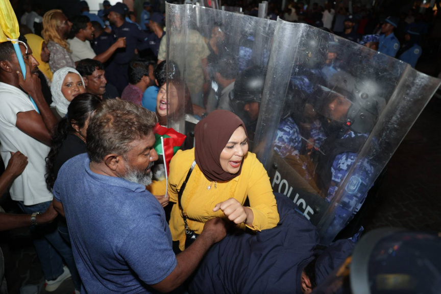 އެމްޑީޕީން ބޭއްވި އެއްވުމުގެ ތެރެއިން: އެއްވުމުގެ ބައިވެރިން ވަނީ މަޖީދީ މަގުން ކުރިއަށްދާން މަސައްކަތްކޮށްފައި -- ސަން ފޮޓޯ/ އަހްމަދު ފިރްޔަލް
