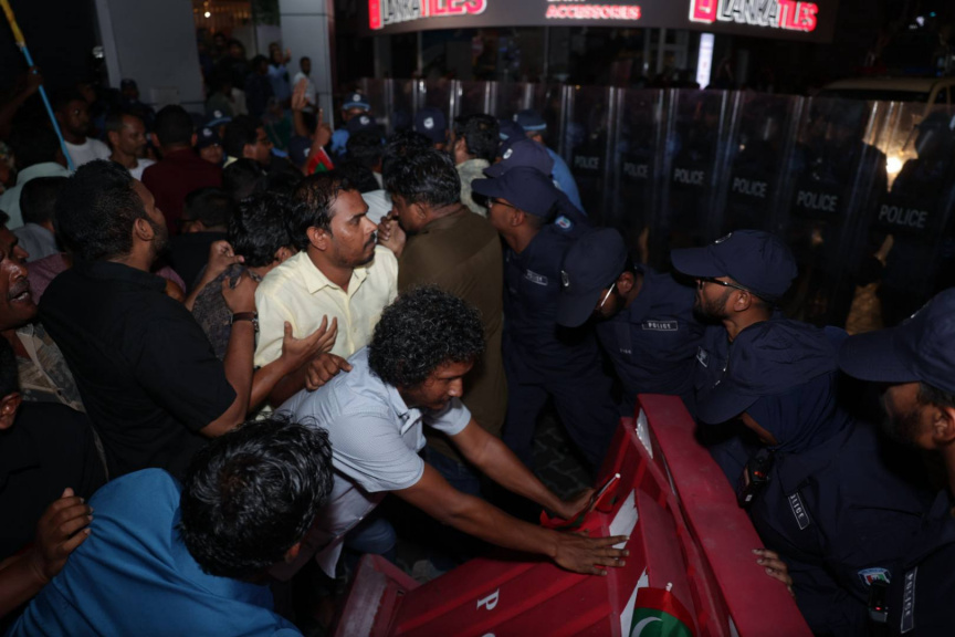 އެމްޑީޕީން ބޭއްވި އެއްވުމުގެ ތެރެއިން: އެއްވުމުގެ ބައިވެރިން ވަނީ މަޖީދީ މަގުން ކުރިއަށްދާން މަސައްކަތްކޮށްފައި -- ސަން ފޮޓޯ/ އަހްމަދު ފިރްޔަލް