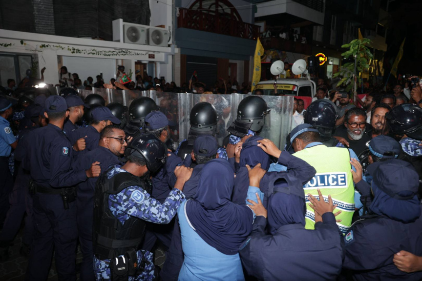އެމްޑީޕީން ބޭއްވި އެއްވުމުގެ ތެރެއިން: އެއްވުމުގެ ބައިވެރިން ވަނީ މަޖީދީ މަގުން ކުރިއަށްދާން މަސައްކަތްކޮށްފައި -- ސަން ފޮޓޯ/ އަހްމަދު ފިރްޔަލް