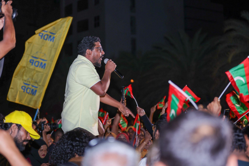 އެމްޑީޕީން ބޭއްވި އެއްވުމުގެ ތެރެއިން: އެއްވުމުގެ ބައިވެރިން ވަނީ މަޖީދީ މަގުން ކުރިއަށްދާން މަސައްކަތްކޮށްފައި -- ސަން ފޮޓޯ/ އަހްމަދު ފިރްޔަލް