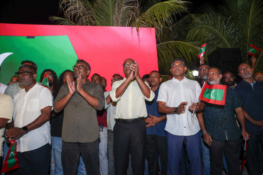 އެމްޑީޕީން ބޭއްވި އެއްވުމުގެ ތެރެއިން: އެއްވުމުގެ ބައިވެރިން ވަނީ މަޖީދީ މަގުން ކުރިއަށްދާން މަސައްކަތްކޮށްފައި -- ސަން ފޮޓޯ/ އަހްމަދު ފިރްޔަލް