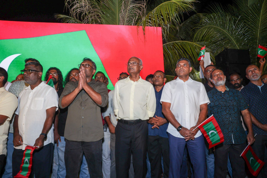 އެމްޑީޕީން ބޭއްވި އެއްވުމުގެ ތެރެއިން: އެއްވުމުގެ ބައިވެރިން ވަނީ މަޖީދީ މަގުން ކުރިއަށްދާން މަސައްކަތްކޮށްފައި -- ސަން ފޮޓޯ/ އަހްމަދު ފިރްޔަލް