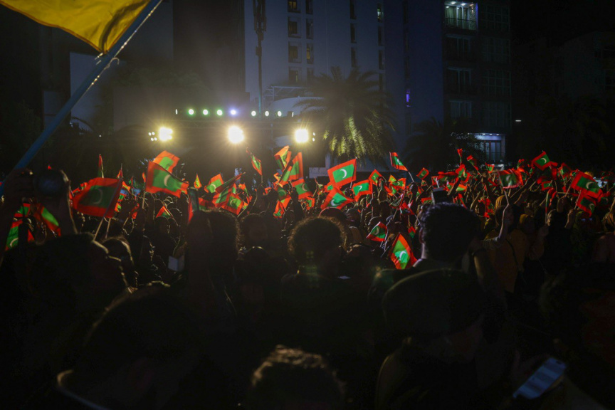 އެމްޑީޕީން ބޭއްވި އެއްވުމުގެ ތެރެއިން: އެއްވުމުގެ ބައިވެރިން ވަނީ މަޖީދީ މަގުން ކުރިއަށްދާން މަސައްކަތްކޮށްފައި -- ސަން ފޮޓޯ/ އަހްމަދު ފިރްޔަލް