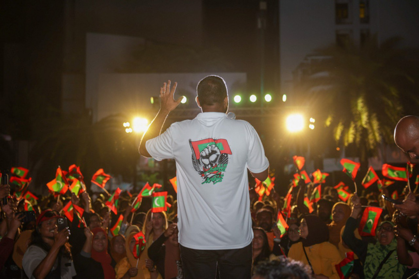 އެމްޑީޕީން ބޭއްވި އެއްވުމުގެ ތެރެއިން: އެއްވުމުގެ ބައިވެރިން ވަނީ މަޖީދީ މަގުން ކުރިއަށްދާން މަސައްކަތްކޮށްފައި -- ސަން ފޮޓޯ/ އަހްމަދު ފިރްޔަލް