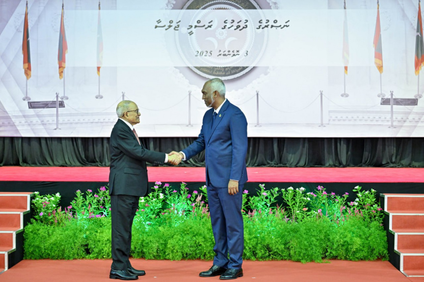 37 ވަނަ ނަސްރުގެ ދުވަސް ފާހަގަ ކުރުން: ނޮވެމްބަރު 3ގެ ޚާއްސަ އައްޑަނަ ރައީސް މައުމޫނަށާއި، ޝަހީދުންގެ އާއިލާތަކަށް ވަނީ އަރުވައިފައި-- ފޮޓޯ ރައީސް އޮފީސް