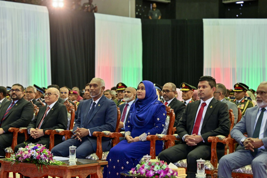 37 ވަނަ ނަސްރުގެ ދުވަސް ފާހަގަ ކުރުން: ނޮވެމްބަރު 3ގެ ޚާއްސަ އައްޑަނަ ރައީސް މައުމޫނަށާއި، ޝަހީދުންގެ އާއިލާތަކަށް ވަނީ އަރުވައިފައި-- ފޮޓޯ ރައީސް އޮފީސް