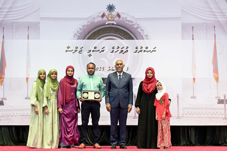 37 ވަނަ ނަސްރުގެ ދުވަސް ފާހަގަ ކުރުން: ނޮވެމްބަރު 3ގެ ޚާއްސަ އައްޑަނަ ރައީސް މައުމޫނަށާއި، ޝަހީދުންގެ އާއިލާތަކަށް ވަނީ އަރުވައިފައި-- ފޮޓޯ ރައީސް އޮފީސް