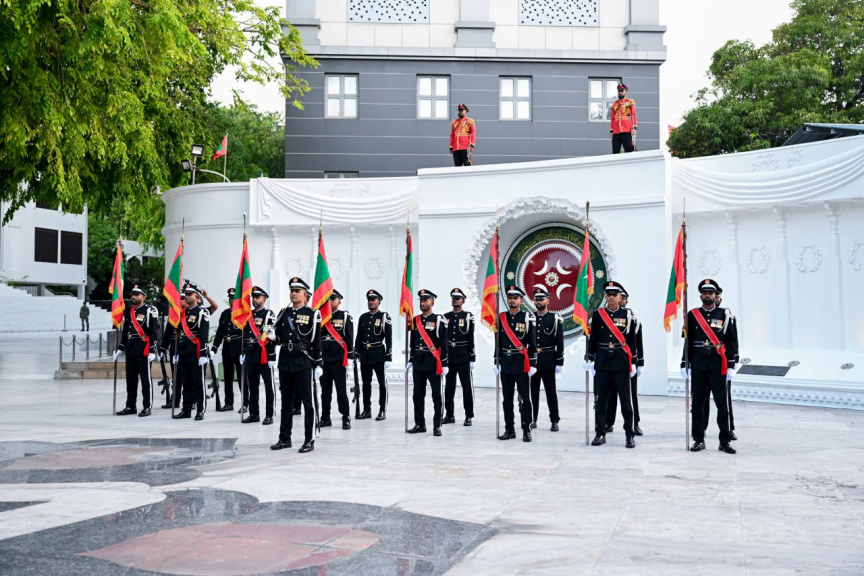 37 ވަނަ ނަސްރުގެ ދުވަސް ފާހަގަ ކުރުން: ނޮވެމްބަރު 3ގެ ޚާއްސަ އައްޑަނަ ރައީސް މައުމޫނަށާއި، ޝަހީދުންގެ އާއިލާތަކަށް ވަނީ އަރުވައިފައި-- ފޮޓޯ ރައީސް އޮފީސް