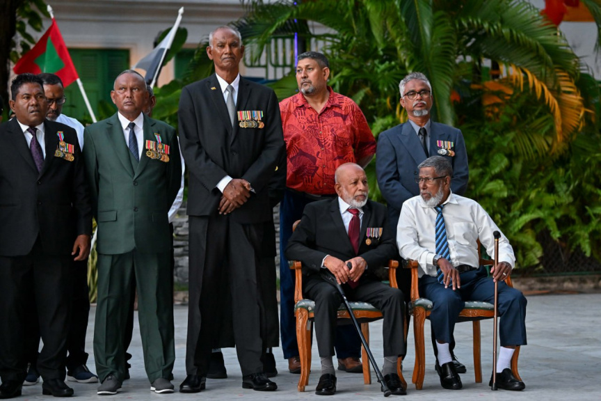 37 ވަނަ ނަސްރުގެ ދުވަސް ފާހަގަ ކުރުން: ނޮވެމްބަރު 3ގެ ޚާއްސަ އައްޑަނަ ރައީސް މައުމޫނަށާއި، ޝަހީދުންގެ އާއިލާތަކަށް ވަނީ އަރުވައިފައި-- ފޮޓޯ ރައީސް އޮފީސް