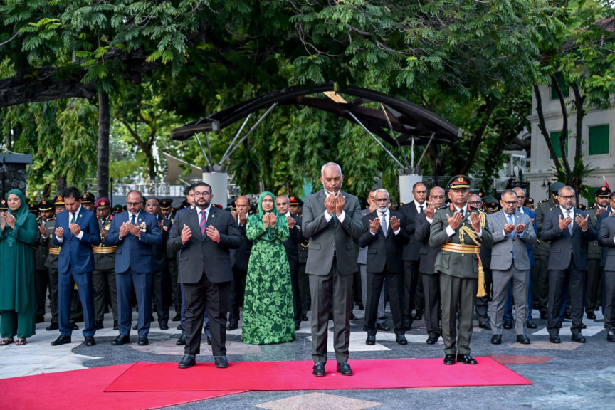 37 ވަނަ ނަސްރުގެ ދުވަސް ފާހަގަ ކުރުން: ނޮވެމްބަރު 3ގެ ޚާއްސަ އައްޑަނަ ރައީސް މައުމޫނަށާއި، ޝަހީދުންގެ އާއިލާތަކަށް ވަނީ އަރުވައިފައި-- ފޮޓޯ ރައީސް އޮފީސް