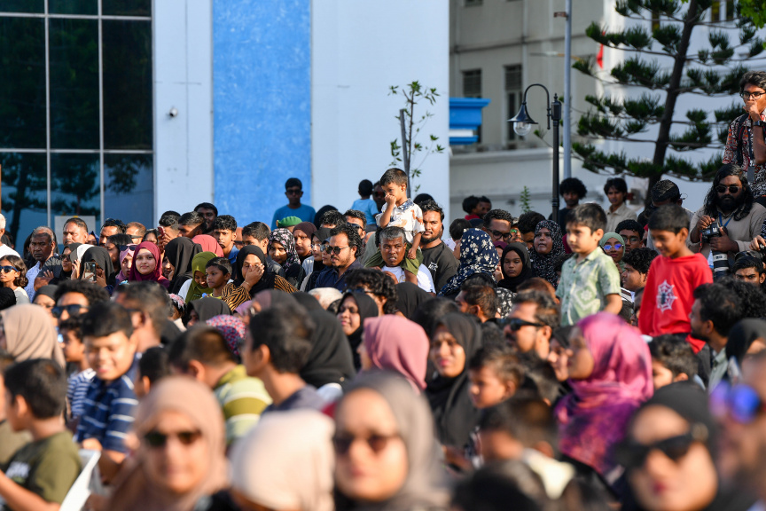 ނަސްރުގެ ދުވަހުގެ މުނާސަބަތުގައި ސިފައިން ބާއްވާ ހަރަކާތްތައް ބަލައިލަން ޖުމްހޫރީ މައިދާނަށް މީހުން އެއްވެފައި -- ފޮޓޯ/ މަޖިލިސް