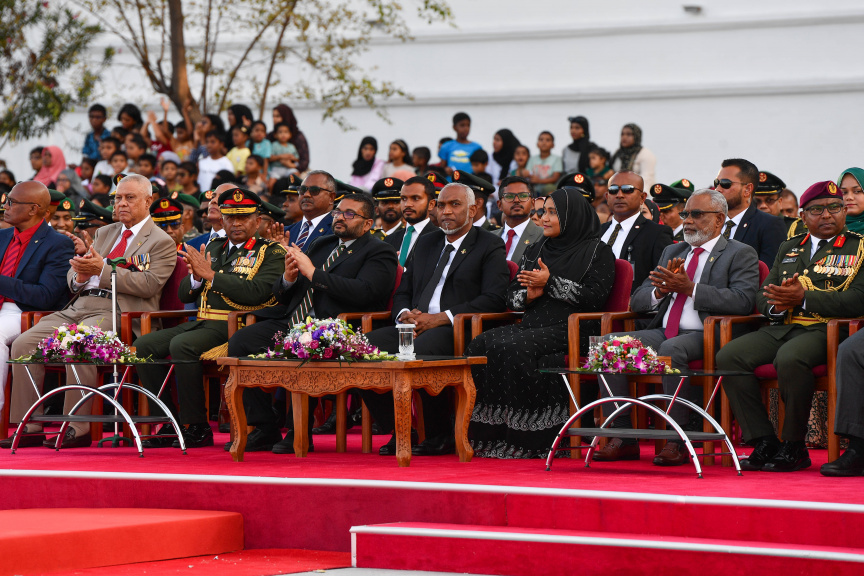 ނަސްރުގެ ދުވަހުގެ މުނާސަބަތުގައި ސިފައިން ބޭއްވި ހަރަކާތްތައް ރައީސާއި ސަރުކާރުގެ އިސްވެރިން ބައްލަވައިލެއްވުން -- ފޮޓޯ/ މަޖިލިސް