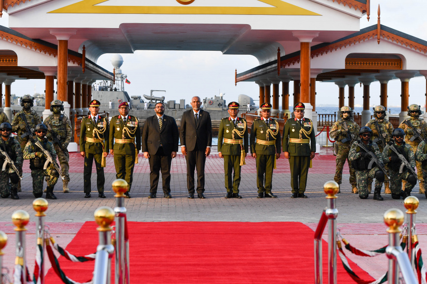 ނަސްރުގެ ދުވަހުގެ މުނާސަބަތުގައި ސިފައިން ބޭއްވި ހަރަކާތްތައް ރައީސާއި ސަރުކާރުގެ އިސްވެރިން ބައްލަވައިލެއްވުން -- ފޮޓޯ/ މަޖިލިސް