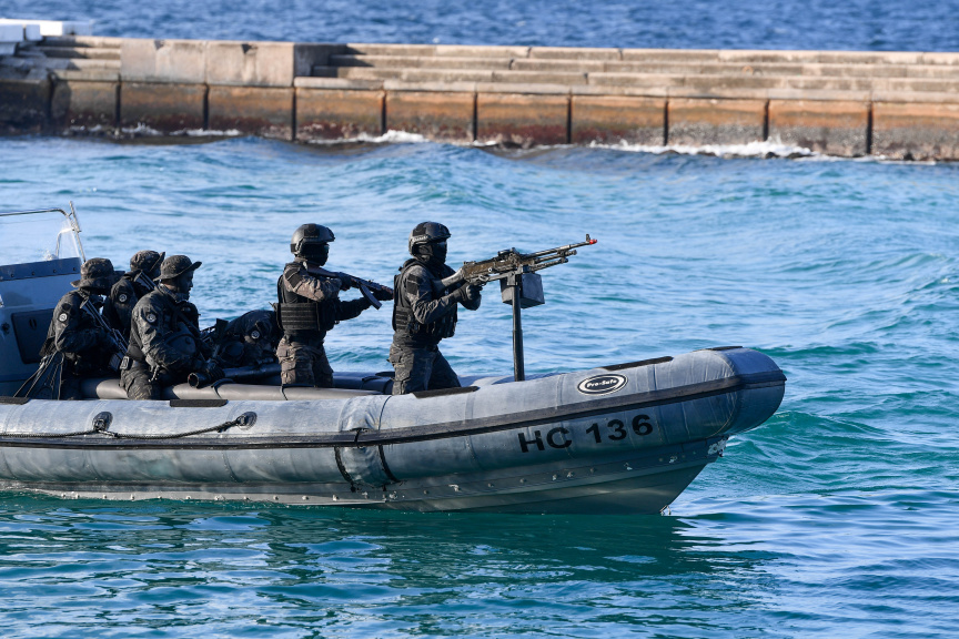 ނަސްރުގެ ދުވަހުގެ މުނާސަބަތުގައި ސިފައިން ބޭއްވި ހަރަކާތްތަކުގެ ތެރެއިން: ސިފައިންގެ ހަތިޔާރާއި ގާބިލުކަން ދައްކައިފައިވޭ -- ފޮޓޯ/ މަޖިލިސް