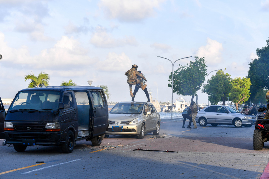 ހަމަލާއަކަށް ސިފައިން ތައްޔާރުވެ ތިބިކަން ދައްކުވައިދިނުން -- ފޮޓޯ/ މަޖިލިސް