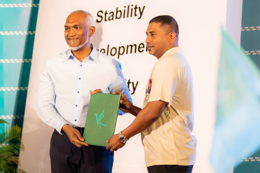 ޕީއެންސީން ބޭއްވި ދިވެހީންގެ ރާއްޖެ ޖަލްސާގައި މަހުލޫފް ވަނީ އެ ޕާޓީއަށް ސޮއިކުރައްވައިފައި -- ސަން ފޮޓޯ/ މޫސާ ނަދީމް