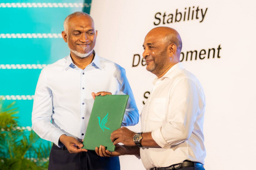 ޕީއެންސީން ބޭއްވި ދިވެހީންގެ ރާއްޖެ ޖަލްސާގައި ނޫސްވެރިޔާ އިމާދު ލަތީފް އެ ޕާޓީއާ ގުޅުން -- ސަން ފޮޓޯ/ މޫސާ ނަދީމް