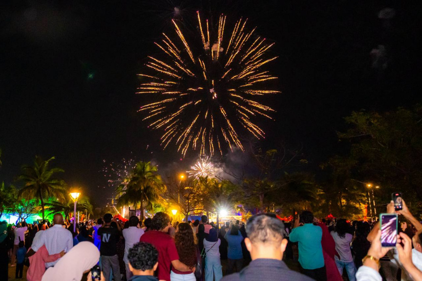 އައު އަހަރު ފާހަގަކުރުމަށް އެރުވި ހަވާ ބަލާލުމަށް ގިނަ އަދަދެއްގެ މީހުން އެއްވެފައި -- ސަން ފޮޓޯ/ މޫސާ ނަދީމް