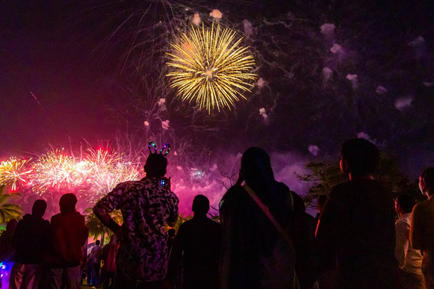 އައު އަހަރު ފާހަގަކުރުމަށް އެރުވި ހަވާ ބަލާލުމަށް ގިނަ އަދަދެއްގެ މީހުން އެއްވެފައި -- ސަން ފޮޓޯ/ މޫސާ ނަދީމް