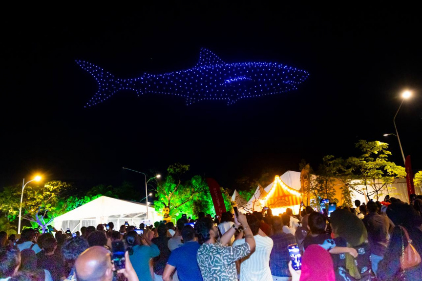 އައު އަހަރަށް މަރުހަބާ ކިޔުމަށް ބޭއްވި ޑްރޯން ޝޯގެ ތެރެއިން: ގިނަ ބައެއްގެ ބޮޑު ތަރުހީބެއް ޑްރޯން ޝޯއަށް ވަނީ ލިބިފައި -- ސަން ފޮޓޯ/ މޫސާ ނަދީމް