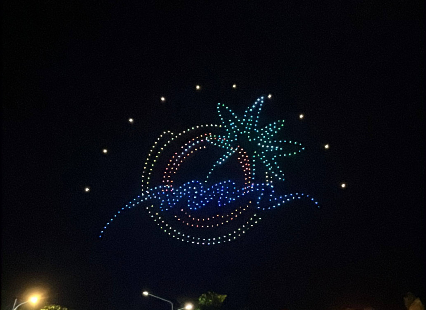 އައު އަހަރަށް މަރުހަބާ ކިޔުމަށް ބޭއްވި ޑްރޯން ޝޯގެ ތެރެއިން: ދިވެހީންނާ ގުޅުން ހުރި ގިނަ މަންޒަރުތަކެއް މި ޑްރޯން ޝޯގައި ދައްކާލާފައިވޭ -- ސަން ފޮޓޯ/ މޫސާ ނަދީމް