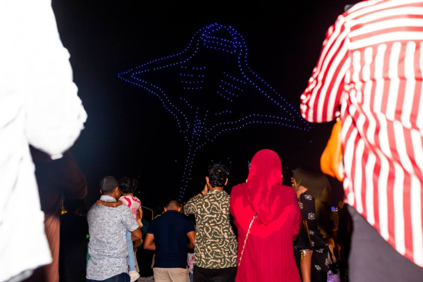 އައު އަހަރަށް މަރުހަބާ ކިޔުމަށް ބޭއްވި ޑްރޯން ޝޯގެ ތެރެއިން: ދިވެހީންނާ ގުޅުން ހުރި ގިނަ މަންޒަރުތަކެއް މި ޑްރޯން ޝޯގައި ދައްކާލާފައިވޭ -- ސަން ފޮޓޯ/ މޫސާ ނަދީމް