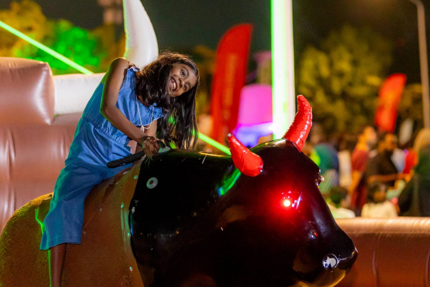 އައު އަހަރު ފާހަގަކުރުމަށް މިފަހަރުވެސް ފުޑް އެންޑް ކަލްޗަރަލް ފެސްޓިވަލް ކުރިއަށް ގެންދިޔަ: މި ހަރަކާތުގައި ގިނަ އަދަދެއްގެ ކުޑަކުދިން ވެސް ބައިވެރިވި -- ސަން ފޮޓޯ/ މޫސާ ނަދީމް