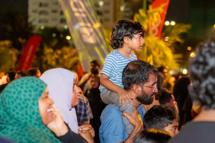 އައު އަހަރުގެ ހަރަކާތްތަކުގެ ތެރޭގައި ބޭއްވި މިއުޒިކް ޝޯ ބަލާލުމަށް ގިނަ އާއިލާތަކުން ބައިވެރިވެފައިވޭ: މި ހަރަކާތުގައި ބޮޑުބެރާއި ބޭންޑުތަކުގެ ހުށަހެޅުންތައް ވަނީ ފެނިގެން ގޮސްފައި -- ސަން ފޮޓޯ/ މޫސާ ނަދީމް