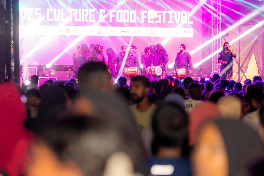 އައު އަހަރުގެ ހަރަކާތްތަކުގެ ތެރޭގައި ބޭއްވި މިއުޒިކް ޝޯ ބަލާލުމަށް ގިނަ އާއިލާތަކުން ބައިވެރިވެފައިވޭ: މި ހަރަކާތުގައި ބޮޑުބެރާއި ބޭންޑުތަކުގެ ހުށަހެޅުންތައް ވަނީ ފެނިގެން ގޮސްފައި -- ސަން ފޮޓޯ/ މޫސާ ނަދީމް