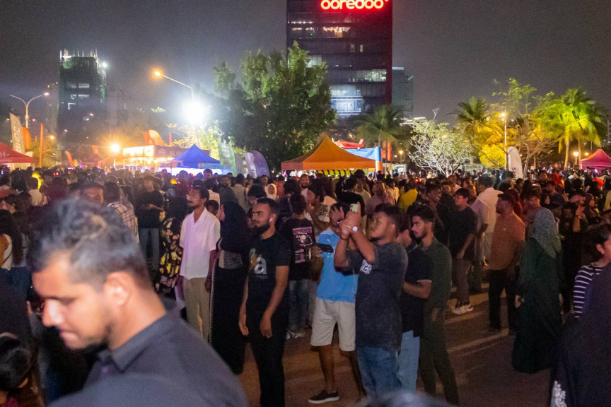 އައު އަހަރުގެ ހަރަކާތްތަކުގެ ތެރޭގައި ބޭއްވި މިއުޒިކް ޝޯ ބަލާލުމަށް އެކި އުމުރުފުރައިގެ މީހުން ބައިވެރިވެފައިވޭ: މި ހަރަކާތުގައި ބޮޑުބެރާއި ބޭންޑުތަކުގެ ހުށަހެޅުންތައް ވަނީ ފެނިގެން ގޮސްފައި -- ސަން ފޮޓޯ/ މޫސާ ނަދީމް