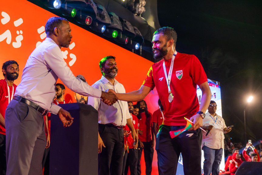 ސާފް ފުޓްސަލް ޗެމްޕިއަންޝިޕް ކާމިޔާބުކުރި ދިވެހި ގައުމީ ފުޓްސަލް ޓީމަށް މަރުހަބާ ކިޔުން -- ސަން ފޮޓޯ/ މޫސާ ނަދީމް