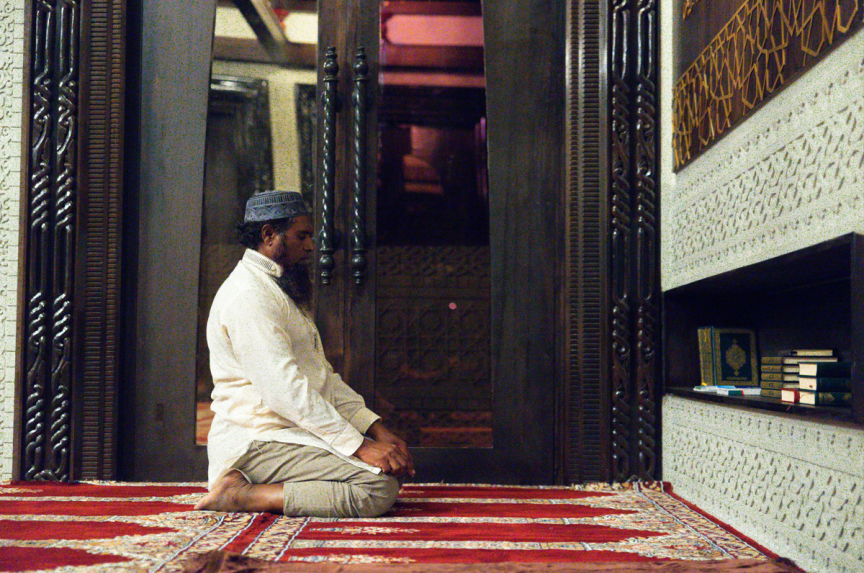 ސިޔާމްގެ ބައްޕާފުޅުގެ ހަނދާނުގައި ކުޑަފަރީގައި ހުޅުވި މިސްކިތުގައި މީހަކު ނަމާދުކުރަނީ -- ސަން ފޮޓޯ/ މުހައްމަދު ޝާތިއު