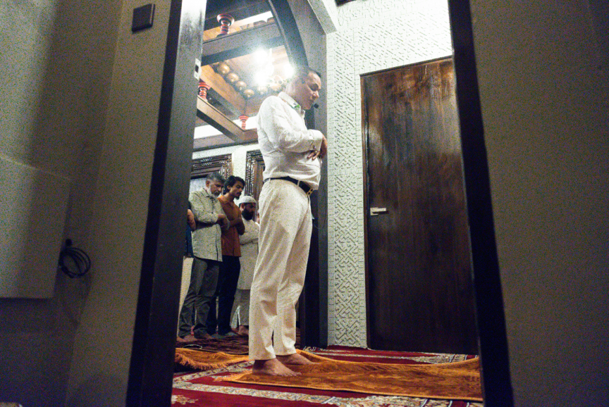 ސިޔާމްގެ ބައްޕާފުޅުގެ ހަނދާނުގައި ކުޑަފަރީގައި ހުޅުވި މިސްކިތުގައި އެމަނިކުފާނު އިމާމުވެ، ނަމާދުކުރައްވަނީ -- ސަން ފޮޓޯ/ މުހައްމަދު ޝާތިއު