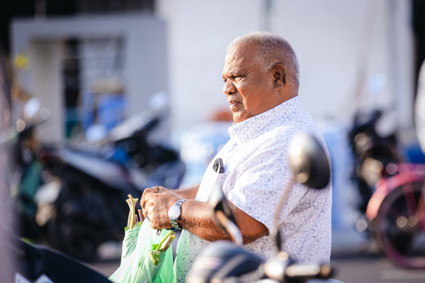 ބާޒާރުމަތީގައި މީހަކު: ކޮންމެ ރޯދަމަހެއްގައި ވެސް، ބާޒާރުމަތި ވަރަށް ހަލަބޮލިވޭ -- ސަން ފޮޓޯ/ ހުސައިން އާއިޝް އަޝްރަފް