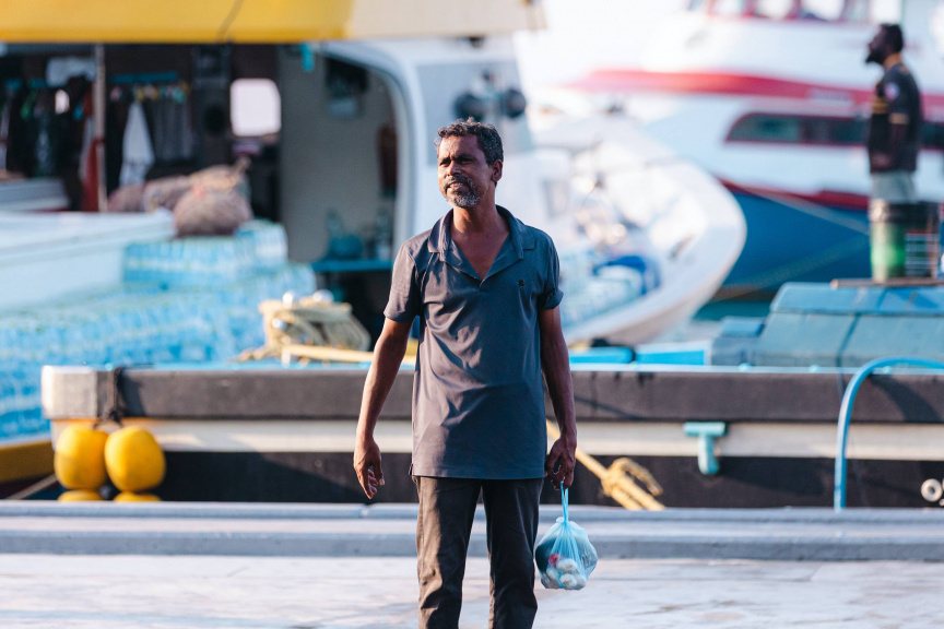 މީހަކު ބާޒާރުކޮށްގެން ދަނީ: ރޯދަމަހު ކާބޯތަކެތީގެ ބައެއް ބާވަތްތަކުގެ އަގުތައް އުފުލޭ -- ސަން ފޮޓޯ/ ހުސައިން އާއިޝް އަޝްރަފް