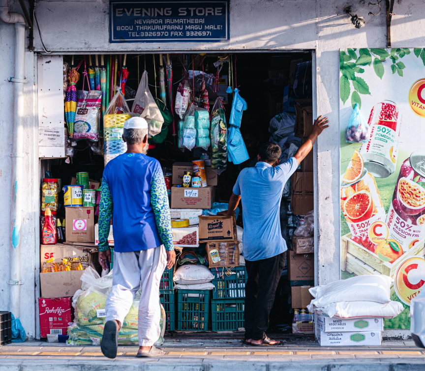 ފިހާރައެއް ކައިރީ މީހުން އެއްވެފައި: ރޯދަމަހު އެންމެ އާންމުކޮށް ބޭނުންކުރާ ތަކެތީގެ އަގުތައް އުފުލޭ -- ސަން ފޮޓޯ/ ހުސައިން އާއިޝް އަޝްރަފް