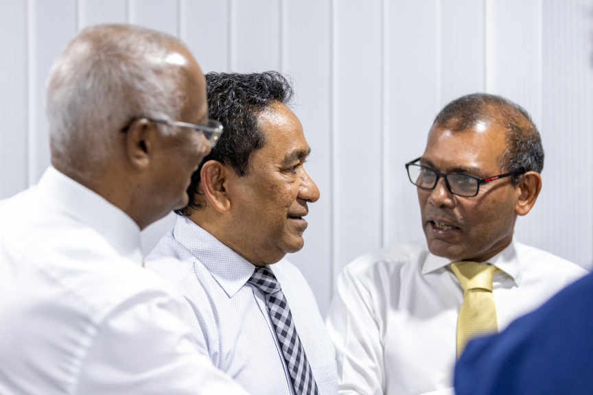 ކުރީގެ ރައީސް މުޙައްމަދު ނަޝީދާއި ރައީސް ޔާމީންގެ އިތުރުން ކުރީގެ ރައީސް ޞާލިޙް އެކުގައި ބައްދަލުކުރެއްވުން: ތިން ރައީސުން ވިދާޅުވީ އެއް މޭޒަކަށް އައީ ނޫސްވެރިކަމުގެ ދިފާއުގައި ކަމަށް-- ސަން ފޮޓޯ: ޝާތިއު 