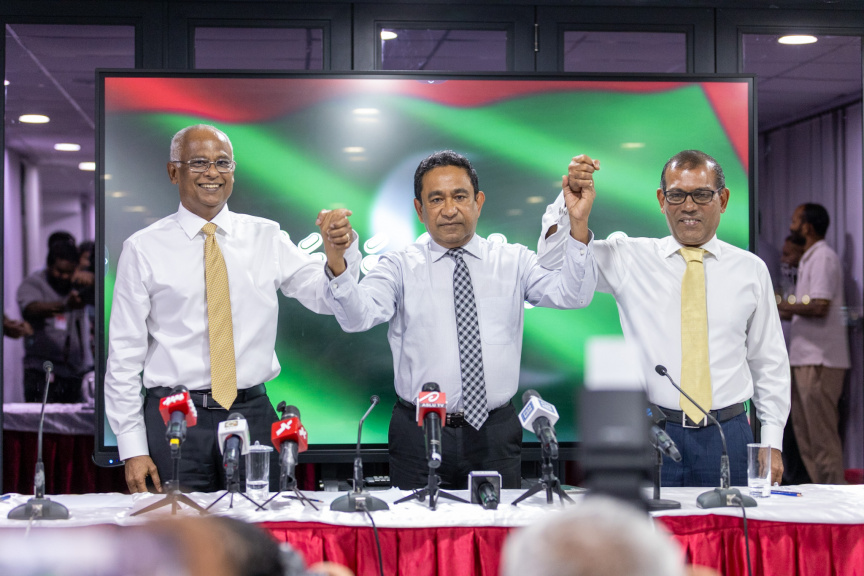 ކުރީގެ ރައީސް މުޙައްމަދު ނަޝީދާއި ރައީސް ޔާމީންގެ އިތުރުން ކުރީގެ ރައީސް ޞާލިޙް އެކުގައި ބައްދަލުކުރެއްވުން: ތިން ރައީސުން ވިދާޅުވީ އެއް މޭޒަކަށް އައީ ނޫސްވެރިކަމުގެ ދިފާއުގައި ކަމަށް-- ސަން ފޮޓޯ: ޝާތިއު 
