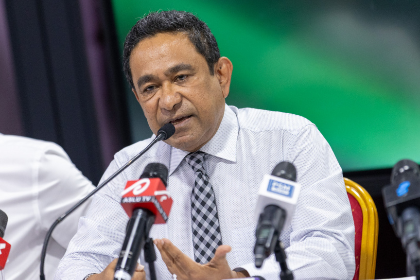 ކުރީގެ ރައީސް މުޙައްމަދު ނަޝީދާއި ރައީސް ޔާމީންގެ އިތުރުން ކުރީގެ ރައީސް ޞާލިޙް އެކުގައި ބައްދަލުކުރެއްވުން: ތިން ރައީސުން ވިދާޅުވީ އެއް މޭޒަކަށް އައީ ނޫސްވެރިކަމުގެ ދިފާއުގައި ކަމަށް-- ސަން ފޮޓޯ: ޝާތިއު 