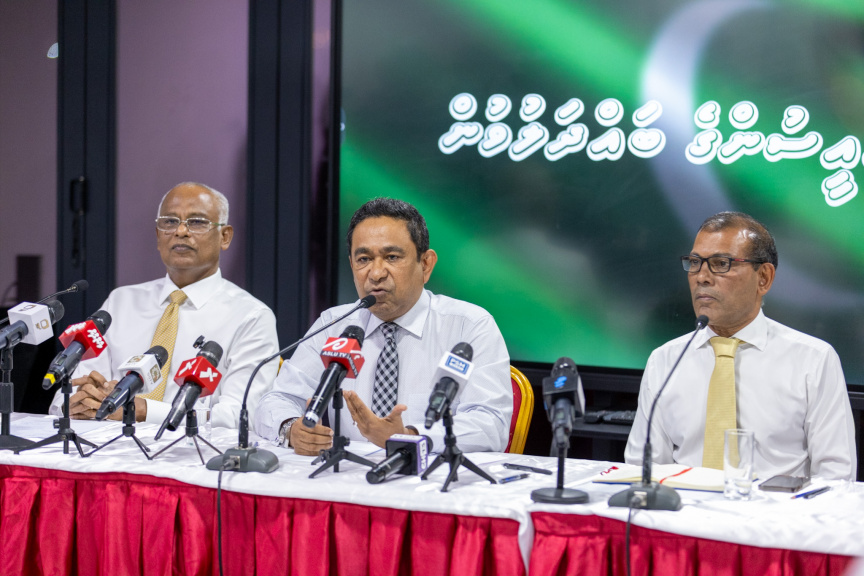 ކުރީގެ ރައީސް މުޙައްމަދު ނަޝީދާއި ރައީސް ޔާމީންގެ އިތުރުން ކުރީގެ ރައީސް ޞާލިޙް އެކުގައި ބައްދަލުކުރެއްވުން: ތިން ރައީސުން ވިދާޅުވީ އެއް މޭޒަކަށް އައީ ނޫސްވެރިކަމުގެ ދިފާއުގައި ކަމަށް-- ސަން ފޮޓޯ: ޝާތިއު 
