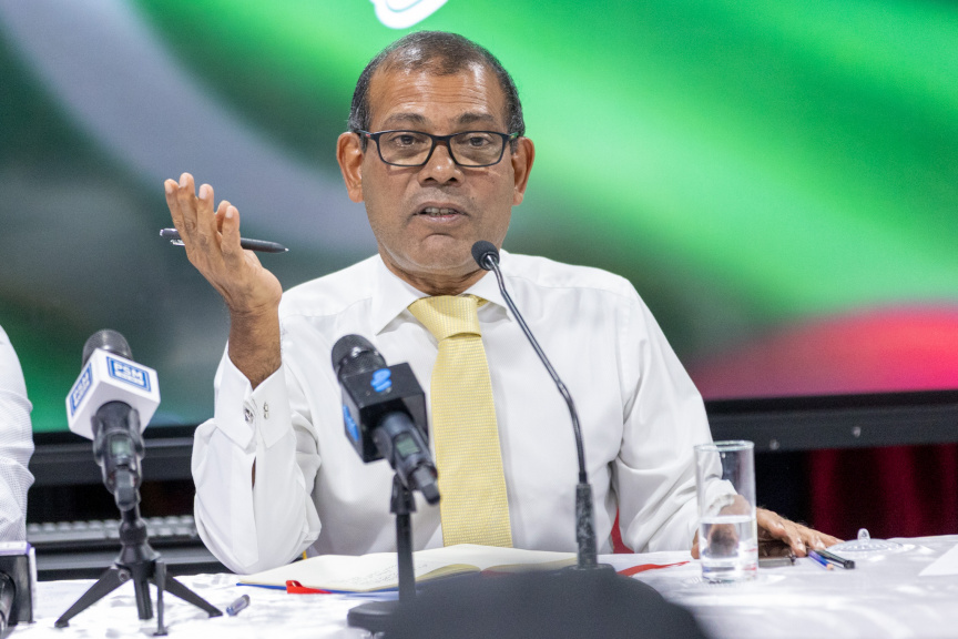 ކުރީގެ ރައީސް މުޙައްމަދު ނަޝީދާއި ރައީސް ޔާމީންގެ އިތުރުން ކުރީގެ ރައީސް ޞާލިޙް އެކުގައި ބައްދަލުކުރެއްވުން: ތިން ރައީސުން ވިދާޅުވީ އެއް މޭޒަކަށް އައީ ނޫސްވެރިކަމުގެ ދިފާއުގައި ކަމަށް-- ސަން ފޮޓޯ: ޝާތިއު 
